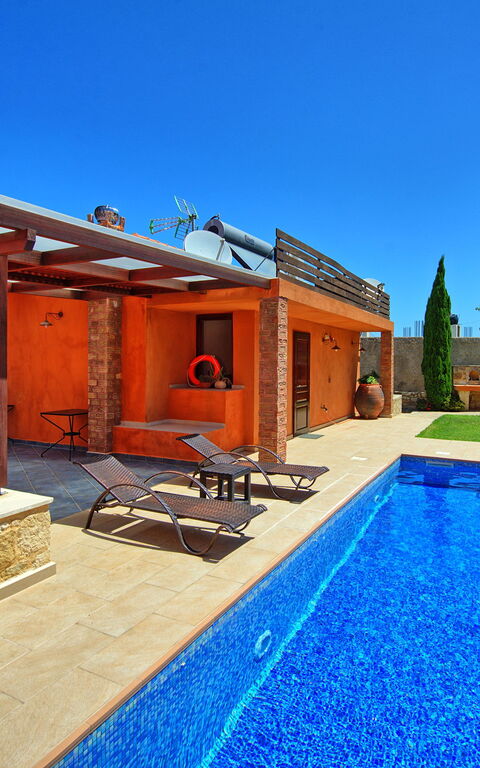 Villa Rodanthi: Schwimmbad, Sommer