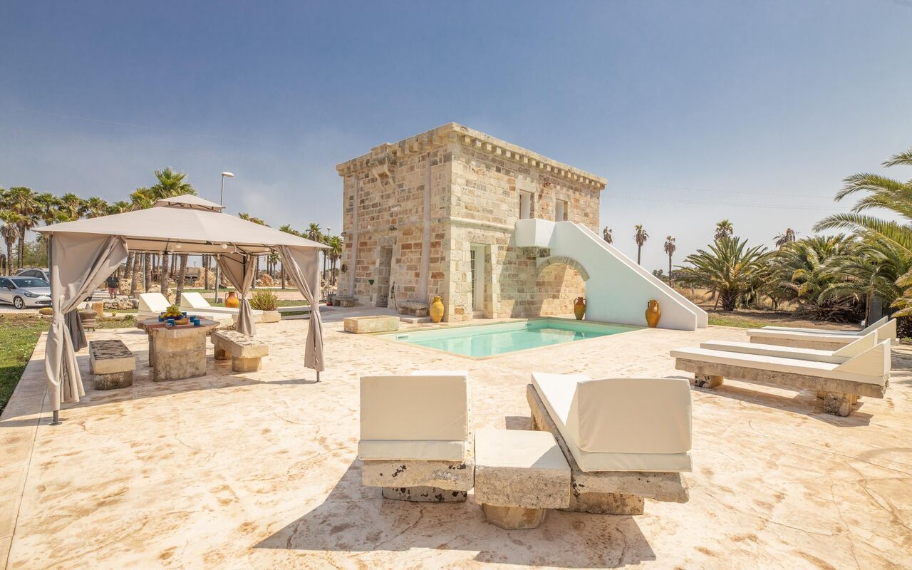 Villa Turris: Balkon / Terrasse / Patio, Schwimmbad