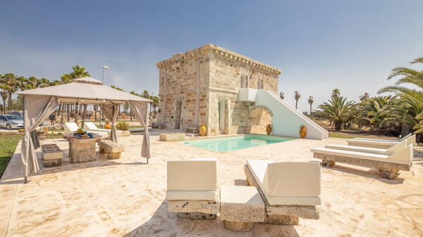 Villa Turris: Balkon / Terrasse / Patio, Schwimmbad