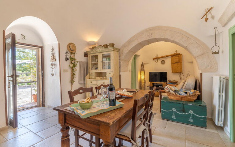 Trullo Patricia Pool: Esszimmer, Haupteingang, Wohnzimmer