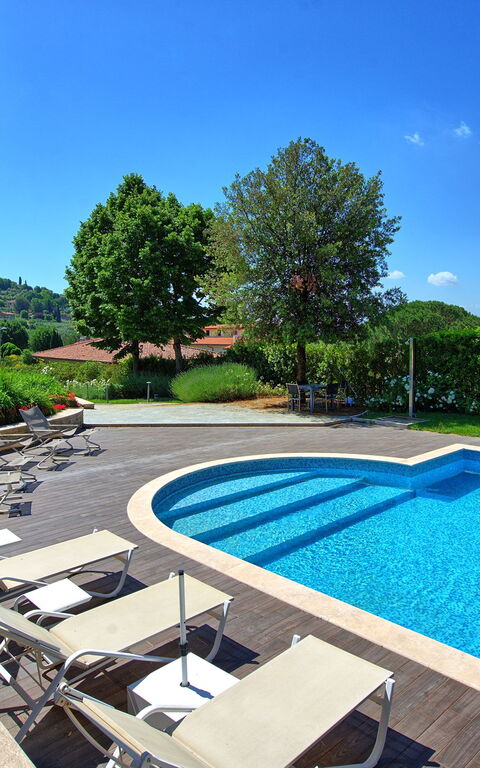 Casa White: Draussen, Schwimmbad