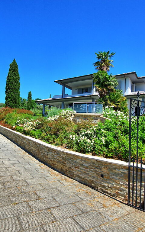 Casa White: Draussen, Garten