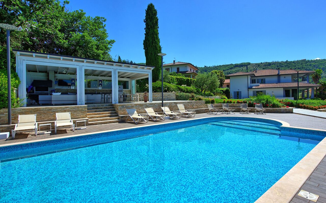 Casa White: Draussen, Schwimmbad