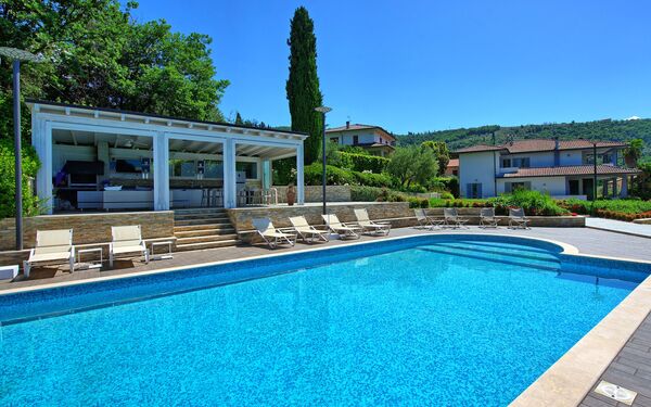 Casa White: Draussen, Schwimmbad