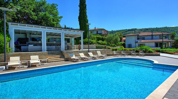 Casa White: Draussen, Schwimmbad