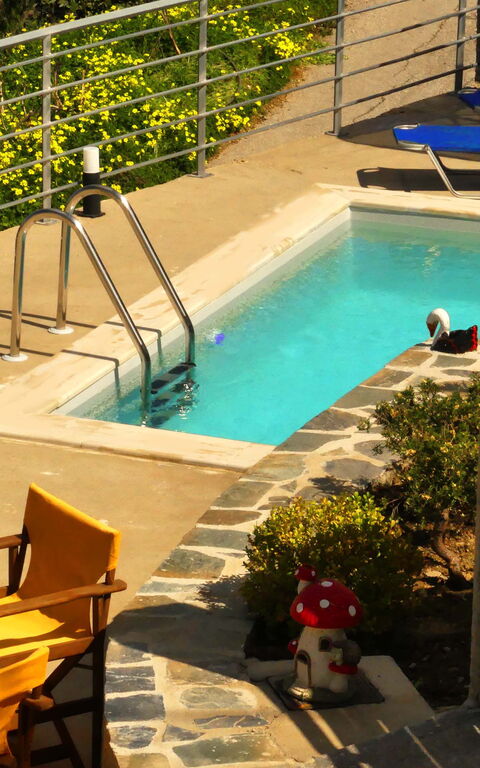 Aretousa: Draussen, Schwimmbad