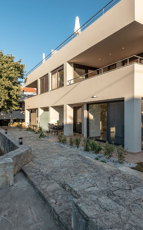 Aelia: Außen, Garten