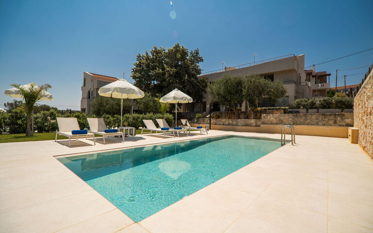 Aelia: Draussen, Garten, Schwimmbad