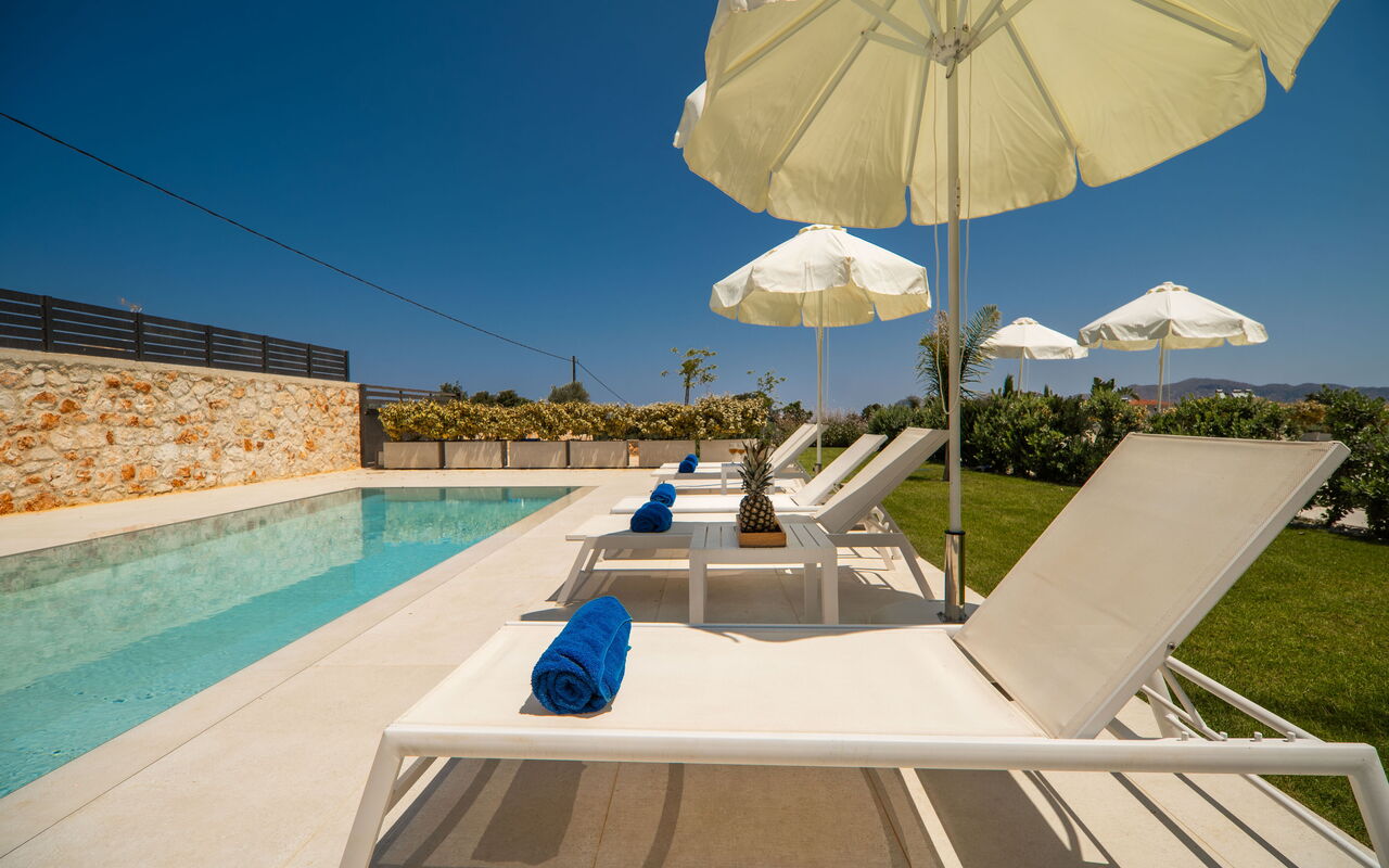 Aelia: Draussen, Garten, Schwimmbad