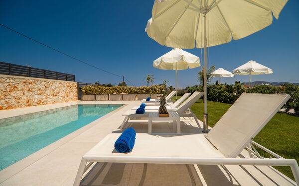 Aelia: Draussen, Garten, Schwimmbad