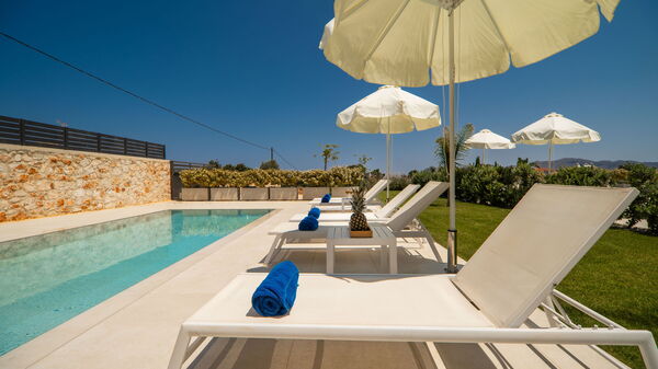 Aelia: Draussen, Garten, Schwimmbad