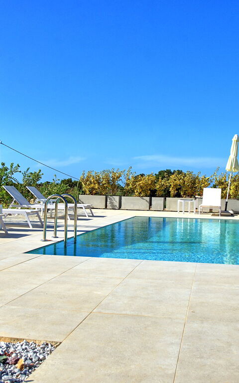 Iris: Außen, Draussen, Schwimmbad