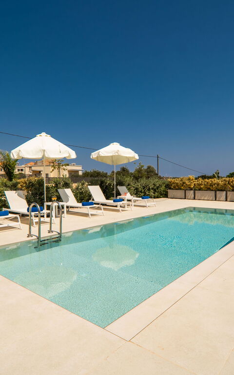 Iris: Draussen, Garten, Schwimmbad