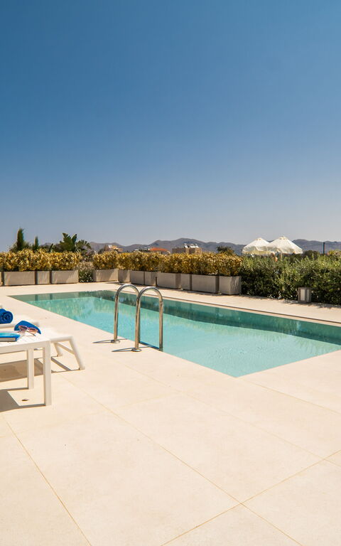 Iris: Außen, Draussen, Garten, Schwimmbad