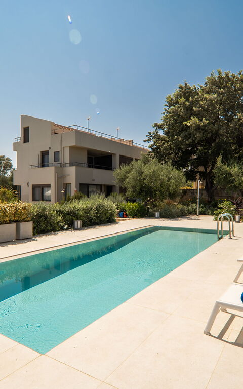 Iris: Draussen, Garten, Schwimmbad