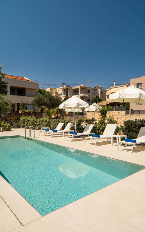 Iris: Draussen, Schwimmbad