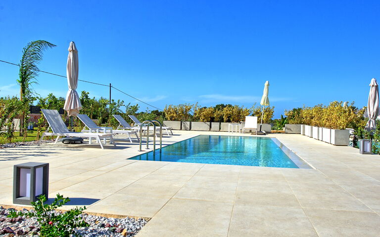 Iris: Außen, Draussen, Schwimmbad