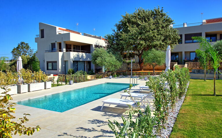 Iris: Außen, Draussen, Garten, Schwimmbad