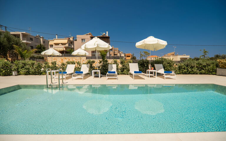 Iris: Draussen, Schwimmbad