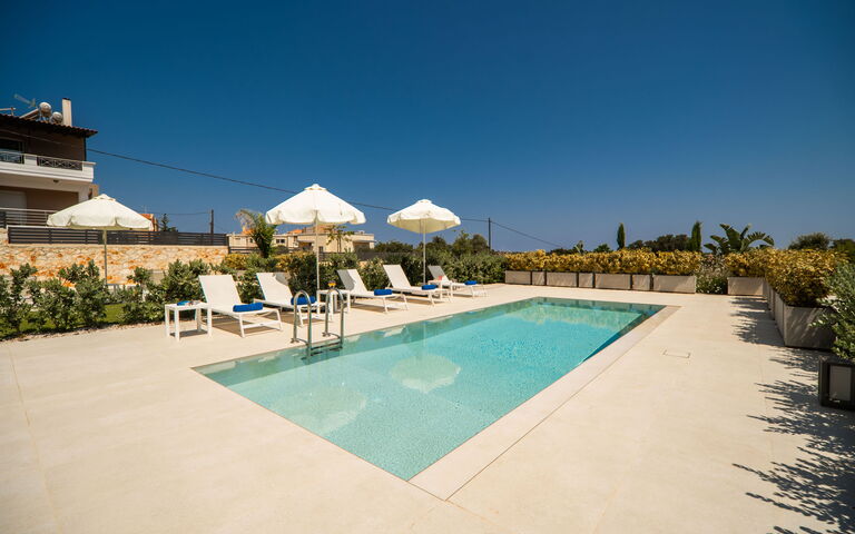 Iris: Draussen, Garten, Schwimmbad