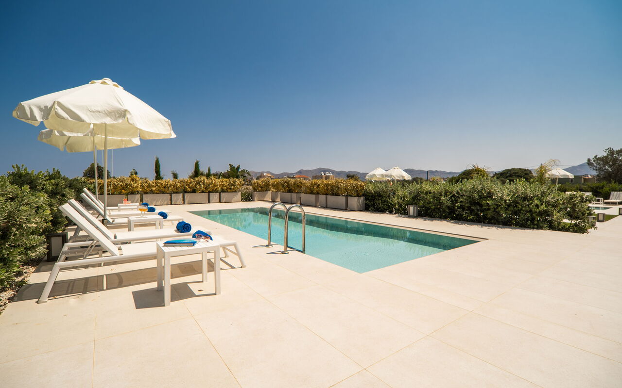 Iris: Außen, Draussen, Garten, Schwimmbad