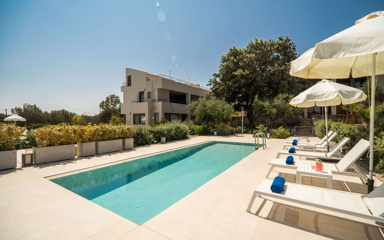 Iris: Draussen, Garten, Schwimmbad