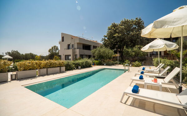 Iris: Draussen, Garten, Schwimmbad