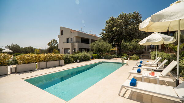 Iris: Draussen, Garten, Schwimmbad