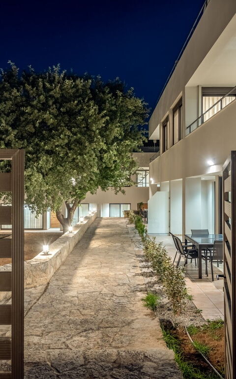 Dioni: Außen, Garten, Haupteingang