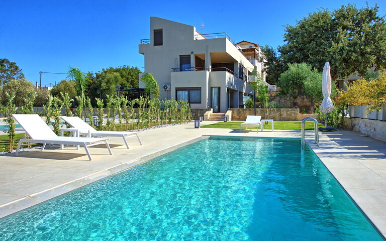 Dioni: Außen, Draussen, Schwimmbad