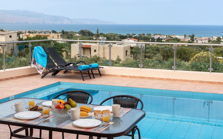 Villa Stratianna: Ansichten, Außen, Balkon / Terrasse / Patio, Draussen, Schwimmbad