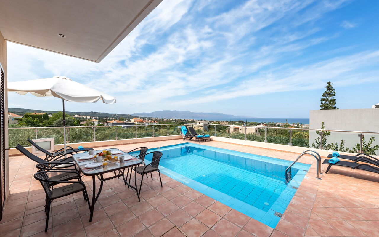 Villa Stratianna: Ansichten, Außen, Balkon / Terrasse / Patio, Draussen, Schwimmbad