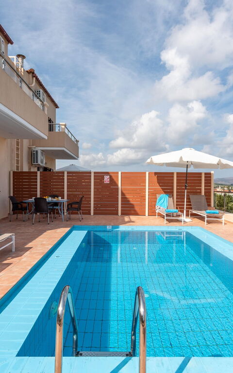 Villa Flora: Ansichten, Außen, Draussen, Schwimmbad