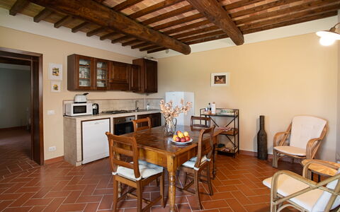 Unterkunft Carro: Esszimmer, Küche, Wohnzimmer