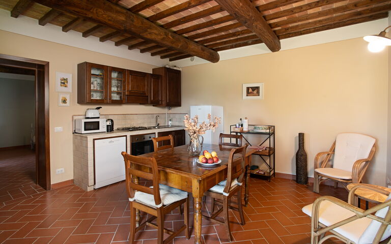 Unterkunft Carro: Esszimmer, Küche, Wohnzimmer