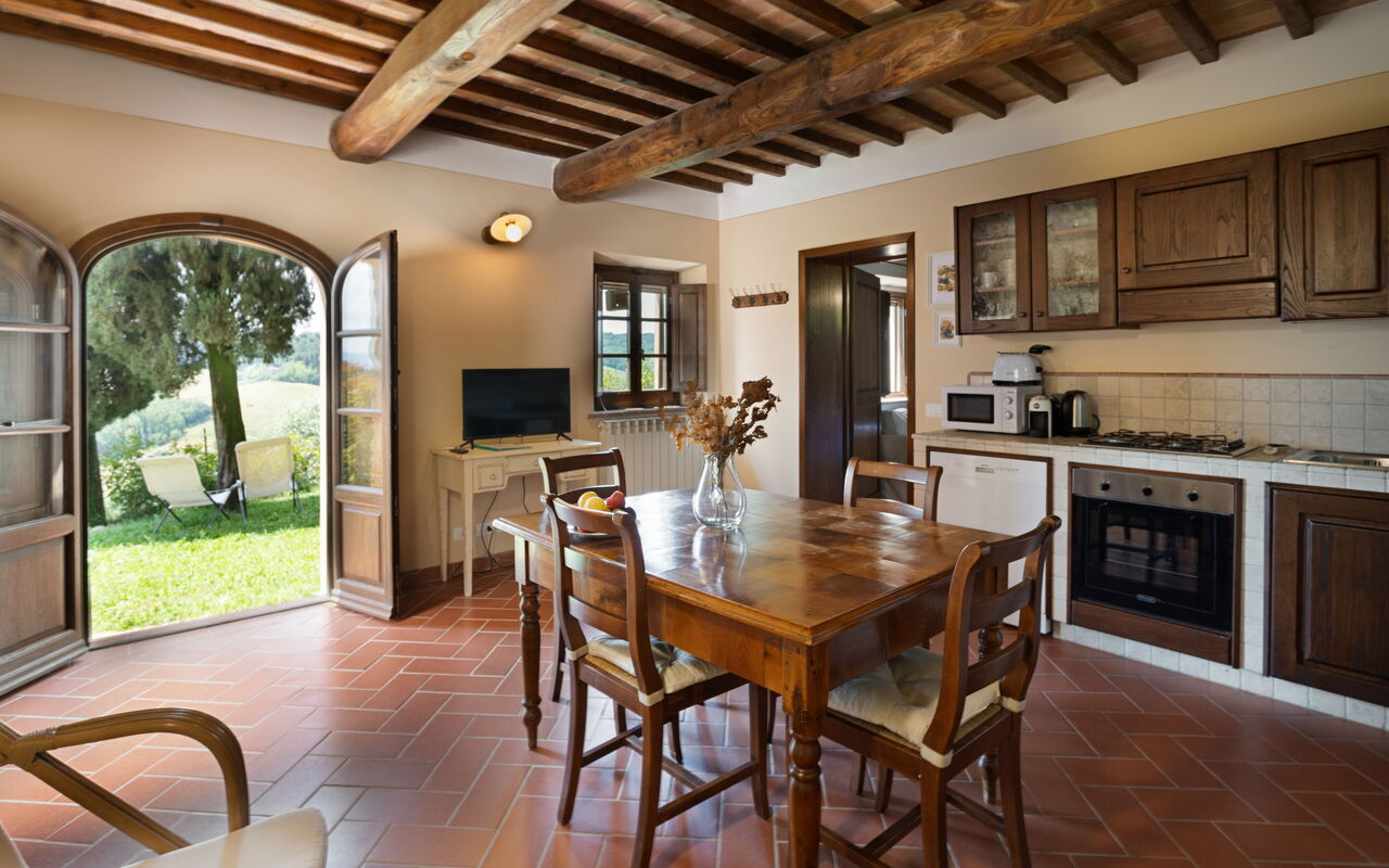 Unterkunft Carro: Esszimmer, Küche, Wohnzimmer