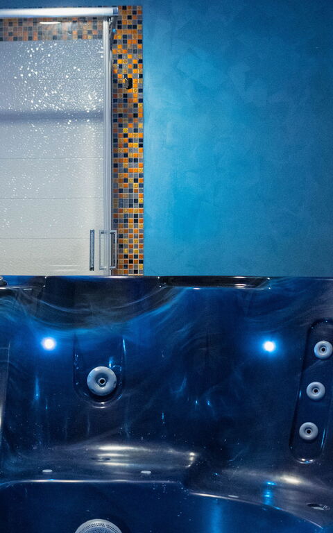 Villa Vincenzo: Bad, Whirlpool