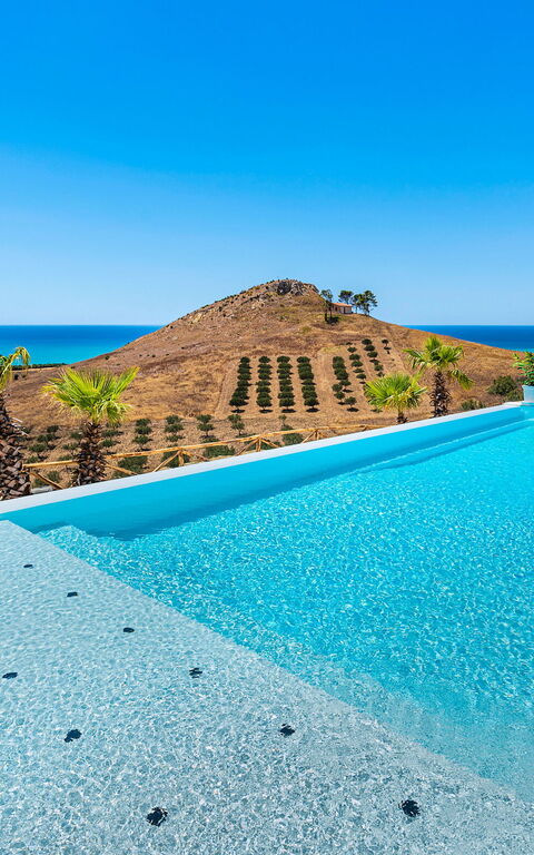 Villa Domizia: Ansichten, Schwimmbad, Sommer