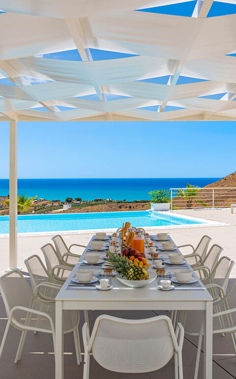 Villa Domizia: Ansichten, Balkon / Terrasse / Patio, Schwimmbad