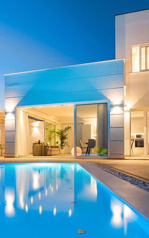 Villa Domizia: Außen, Schwimmbad