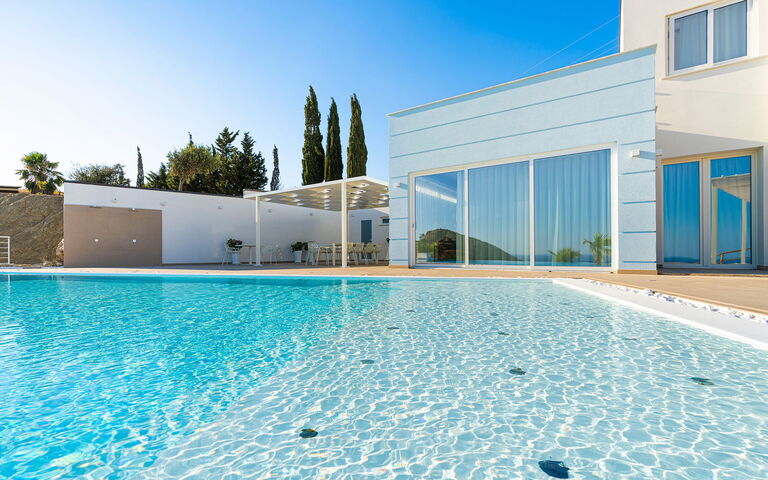 Villa Domizia: Schwimmbad