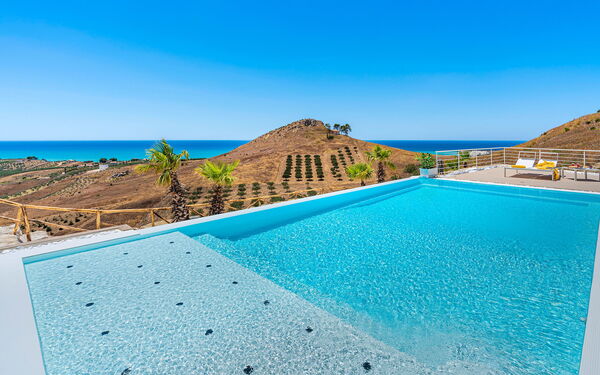 Villa Domizia: Ansichten, Schwimmbad, Sommer