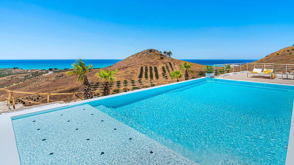 Villa Domizia: Ansichten, Schwimmbad, Sommer