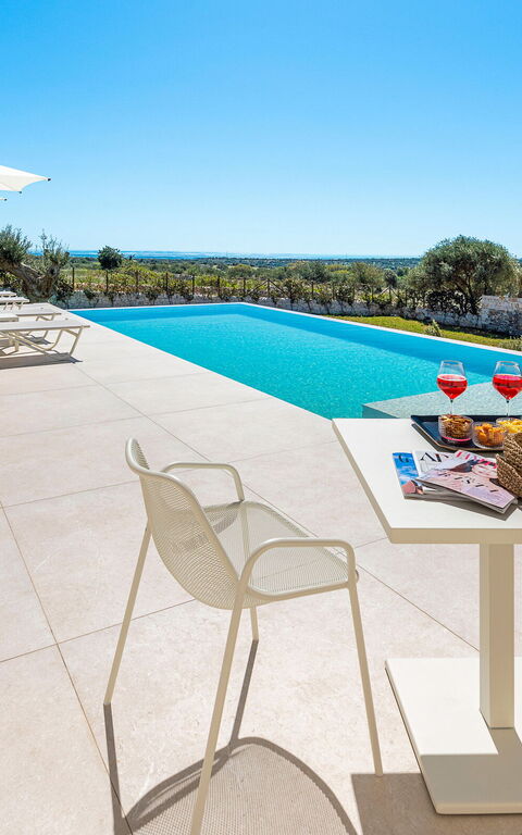 Villa Mora: Ansichten, Außen, Draussen, Schwimmbad