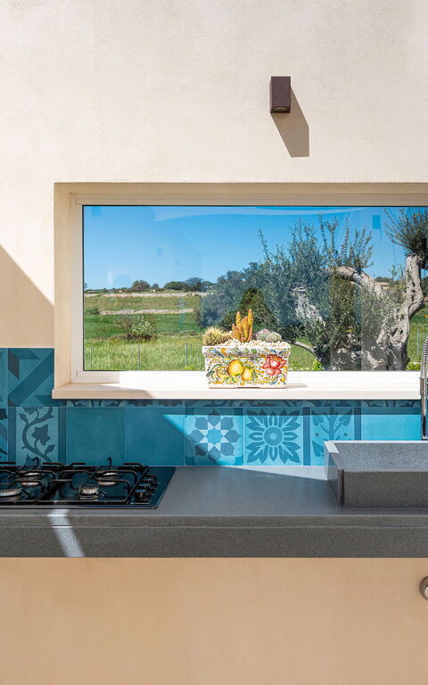 Villa Mora: Ansichten, Draussen, Garten