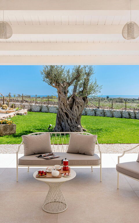 Villa Mora: Ansichten, Draussen, Garten