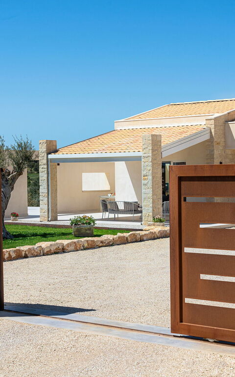 Villa Mora: Außen, Haupteingang