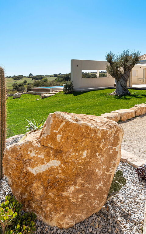 Villa Mora: Ansichten, Draussen, Garten