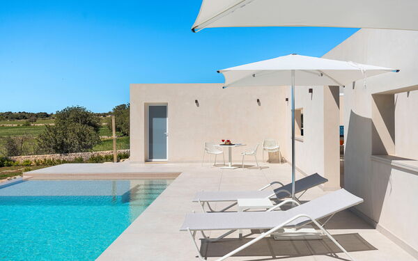 Villa Mora: Ansichten, Außen, Draussen, Schwimmbad