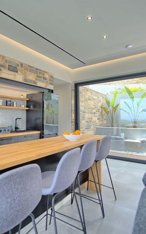 Villa Kallos: Esszimmer, Küche, Wohnzimmer